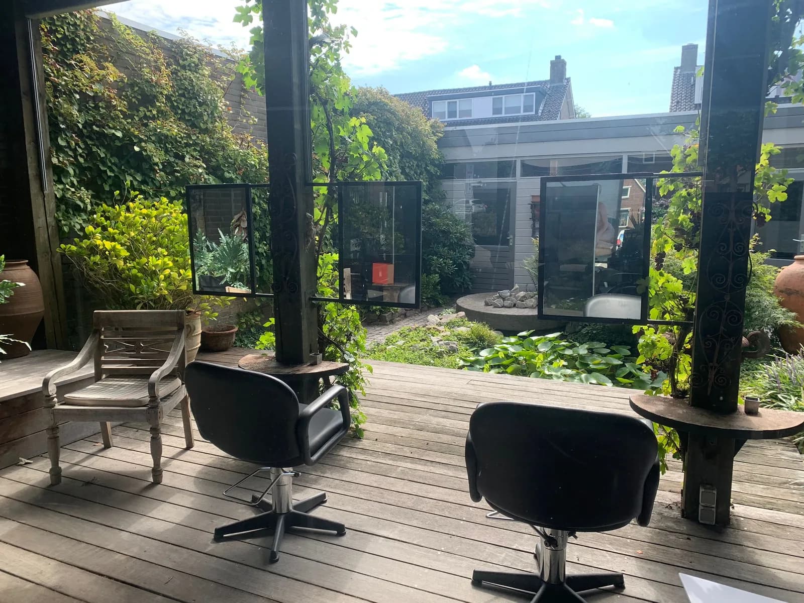 Het tuinterras met kappersstoelen van Volta Hair